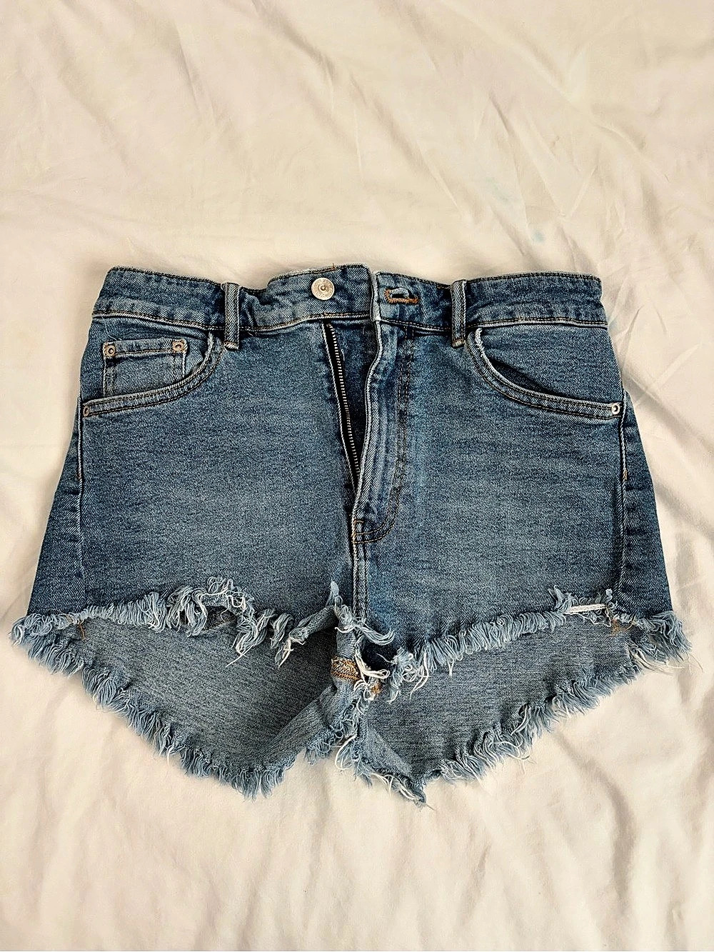 Zara Denim Frayed Jean Shorts in Blue Size 6